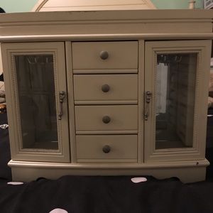 White vintage-style jewelry box